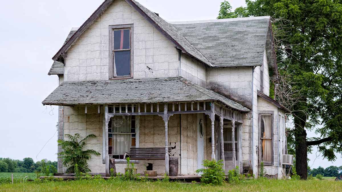 A house in the countryside in poor condition.
