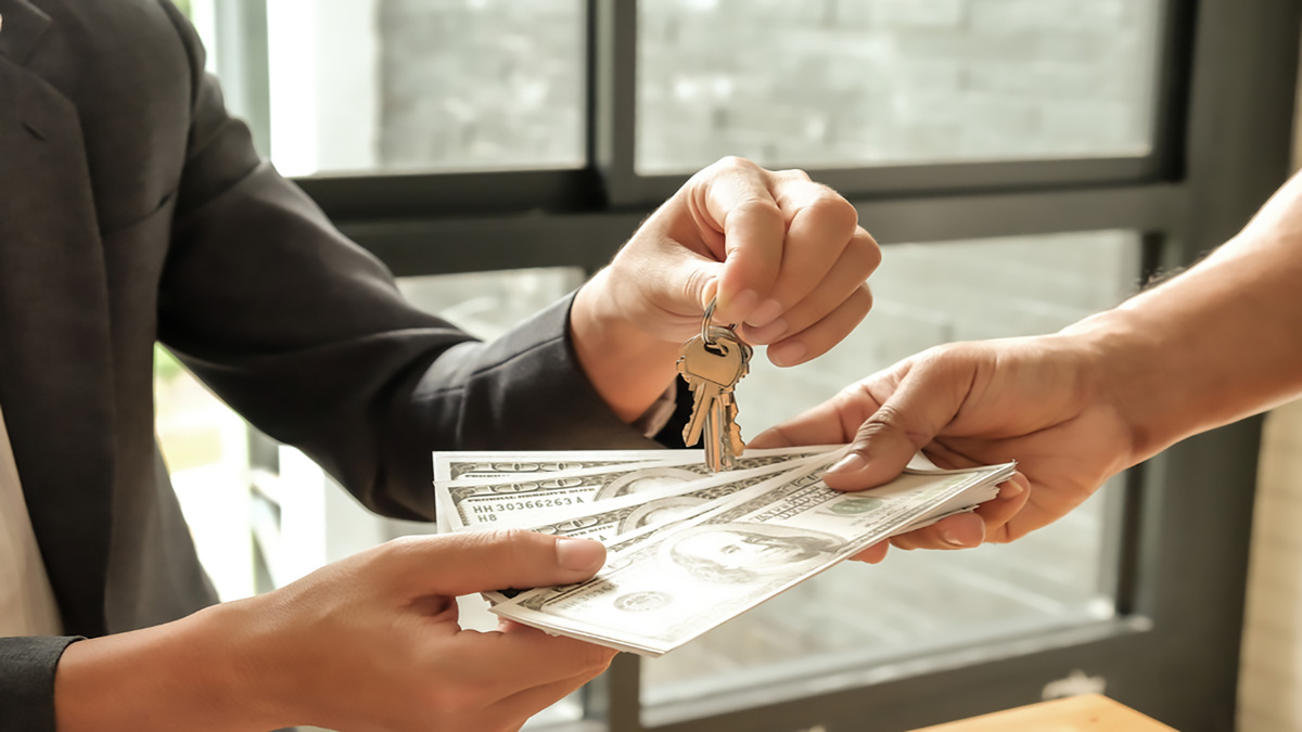 Image of 2 people exchanging money and house keys