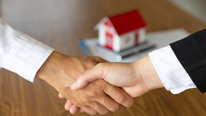 Image of 2 people shaking hands